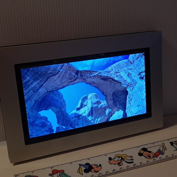 GIINII 8" Digital picture frame used but works great - Picture 2 of 9
